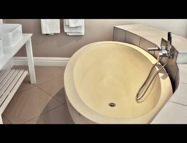 1,000M² HOTEL FOR SALE IN LONG ACRES COUNTRY ESTATE